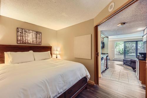 - une chambre avec un grand lit et une porte coulissante en verre dans l'établissement Beaver Run, King Studio, Ground Floor, Dog Friendly, à Breckenridge