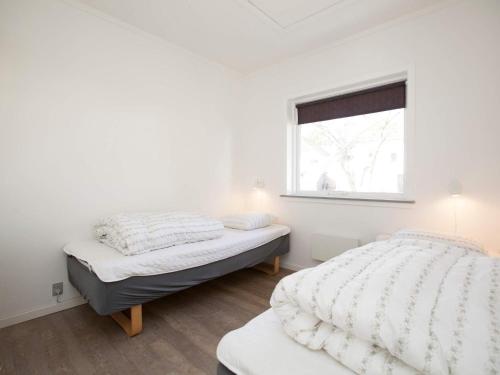 a bedroom with two twin beds and a window at Ho Holiday Center in Blåvand