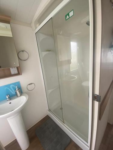 Ένα μπάνιο στο Caravan Glendale
