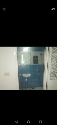 a bathroom with a sink and a shower at Casa blu ghar el melh in Île Pilau