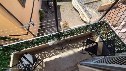 einen Blick über eine Treppe mit grünen Pflanzen in der Unterkunft Casa dolce Casa in Cologna