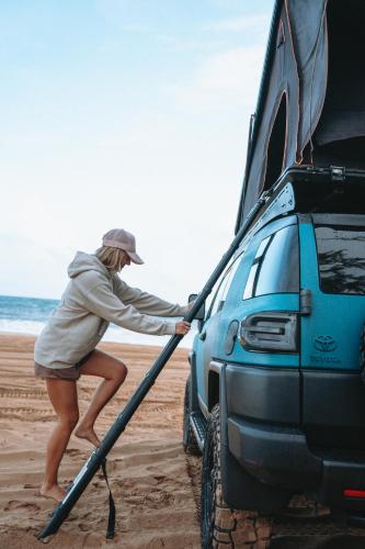 Επισκέπτες που μένουν στο Fully Decked Blue FJ Cruiser!