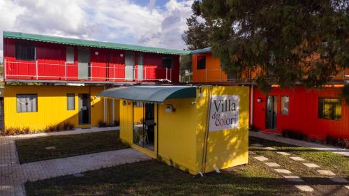 a yellow building with a sign in front of it at Studio 8 completo confortável no Ahú 1º andar in Curitiba