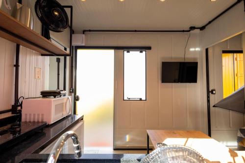 a small kitchen with a sink and a window at Studio 8 completo confortável no Ahú 1º andar in Curitiba