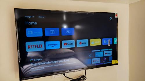Una televisión o centro de entretenimiento en Jeru Caps CityCenter