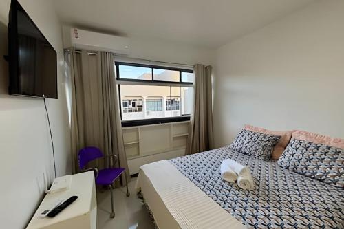 Un dormitorio con una cama con un animal de peluche encima. en Summer Park Bloco H, en Brasilia