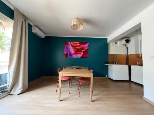 une salle à manger avec une table et deux chaises dans l'établissement Bel appartement climatisé avec balcon en centre-ville, à Marseille