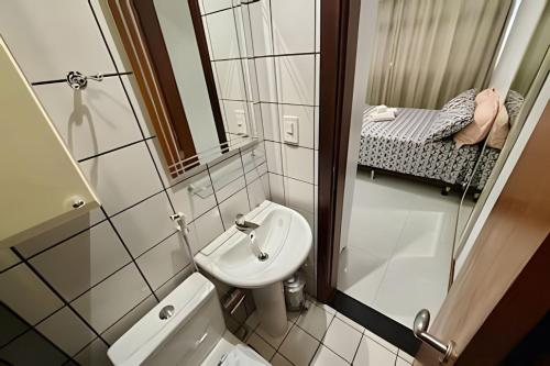 Un baño pequeño con inodoro y lavabo. en Summer Park Bloco H, en Brasilia