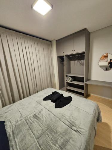 Ένα ή περισσότερα κρεβάτια σε δωμάτιο στο Apartamento Suíte e 1Q Premium Centro com Piscina, Academia e Garagem