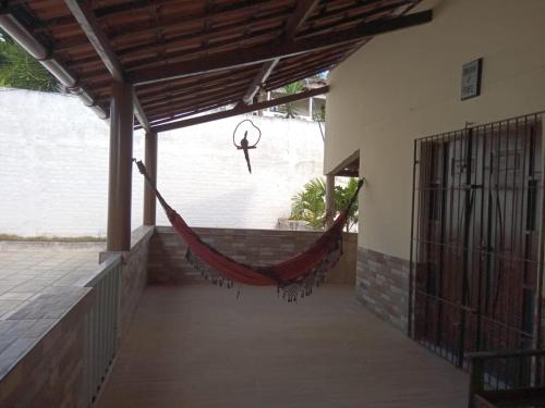 eine Hängematte, die an der Seite eines Gebäudes hängt in der Unterkunft Granja ao lado da festa Soul João in Lagoa Sêca