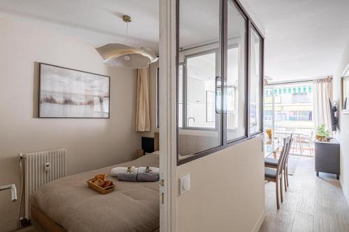 une chambre avec un lit et une salle à manger dans l'établissement Super appartement centre Juan les Pins proche mer, à Juan-les-Pins