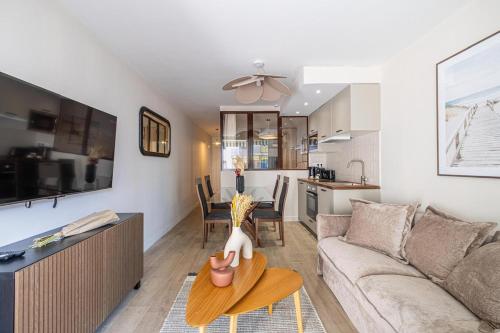 un salon et une cuisine avec un canapé et une table dans l'établissement Super appartement centre Juan les Pins proche mer, à Juan-les-Pins