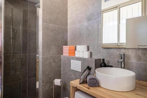 une salle de bain avec un lavabo et une douche dans l'établissement Super appartement centre Juan les Pins proche mer, à Juan-les-Pins
