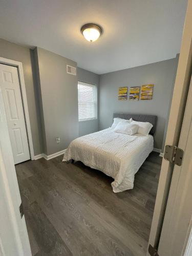 una camera da letto con un letto con un piumone bianco di The Onyx Oasis a Philadelphia