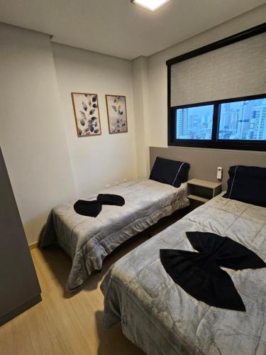 Ένα ή περισσότερα κρεβάτια σε δωμάτιο στο Apartamento Suíte e 1Q Premium Centro com Piscina, Academia e Garagem