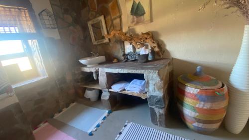 クランウィリアムにあるIziba Principalityのテーブルと花瓶のあるおもちゃの部屋