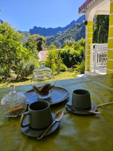 Pemandangan gunung umum atau pemandangan gunung yang diambil dari the country house