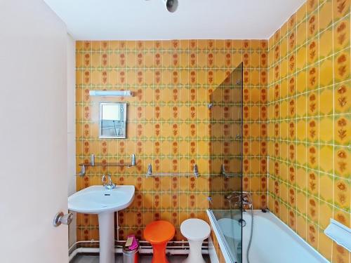 une salle de bain avec un lavabo, des toilettes et une baignoire dans l'établissement Appartement T2 face plage, confortable, balcon, 4 pers., prox. centre, parking, ascenseur - FR-1-331-9, à Les Sables-dʼOlonne