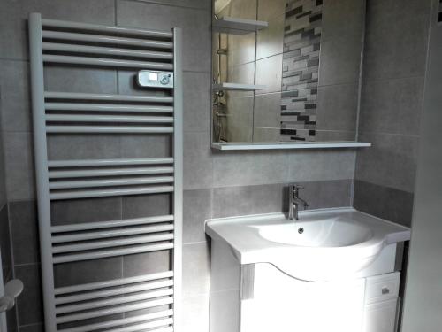 Koupelna v ubytování Maison T4 Rénovée - Jardin Privé - Plage et Commerces à Pied - Stationnement Inclus - FR-1-331-32