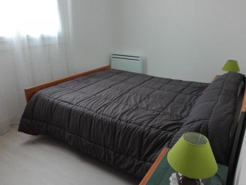 Postel nebo postele na pokoji v ubytování Maison T4 Rénovée - Jardin Privé - Plage et Commerces à Pied - Stationnement Inclus - FR-1-331-32