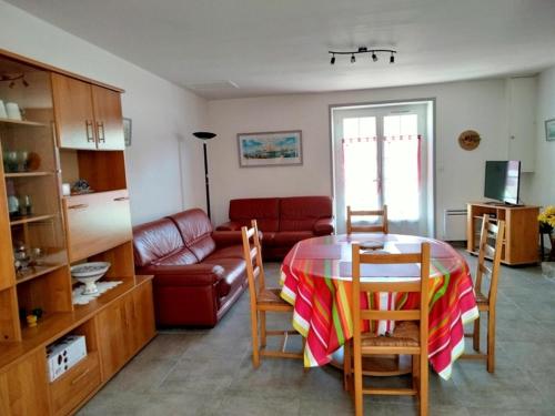 un salon avec une table et un canapé dans l'établissement Maison T4 Rénovée - Jardin Privé - Plage et Commerces à Pied - Stationnement Inclus - FR-1-331-32, à Les Sables-dʼOlonne