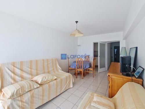 un salon avec un canapé et une télévision dans l'établissement Beau Studio 1er étage avec balcon et ascenseur - FR-1-331-43, à Les Sables-dʼOlonne