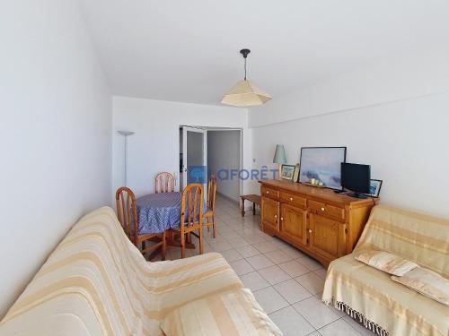 Beau Studio 1er étage avec balcon et ascenseur - FR-1-331-43