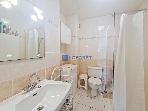 une salle de bain avec toilettes, lavabo et douche dans l'établissement Beau Studio 1er étage avec balcon et ascenseur - FR-1-331-43, à Les Sables-dʼOlonne