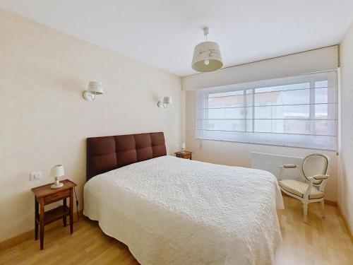 une chambre avec un grand lit et une fenêtre dans l'établissement Appartement T2 rénové face à la mer avec terrasse et garage - Quartier des Présidents - Les Sables-d'Olonne - FR-1-331-90, à Les Sables-dʼOlonne