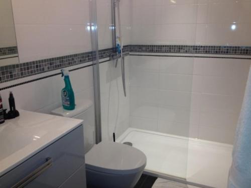 une salle de bain blanche avec toilettes et douche dans l'établissement Maison rénovée proche plage et commerces, 3 chambres, 3 salles d'eau, confort moderne. - FR-1-331-86, à Les Sables-dʼOlonne