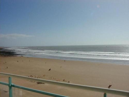 Photo de la galerie de l'établissement Appartement face plage au centre des Sables-d'Olonne, 2 chambres, garage - FR-1-331-97, à Les Sables-dʼOlonne