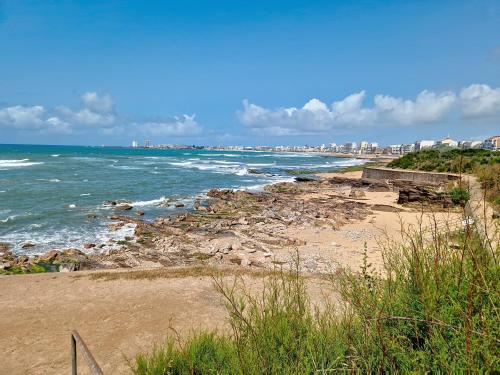 - une vue sur l'océan depuis une plage de sable dans l'établissement Studio cosy au cœur du Marché Arago, à 400 m de la grande plage, avec balcon et local vélos - FR-1-331-224, à Les Sables-dʼOlonne