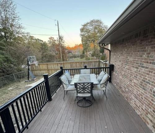 Un patio con una mesa y sillas en una terraza. en Columba GetAway, en West Columbia