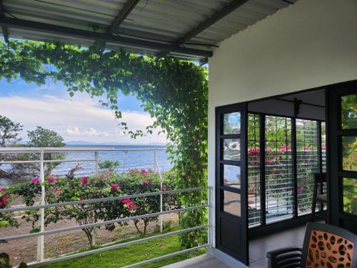 un balcón con vista al mar en Casa frente al lago, en Sacramento