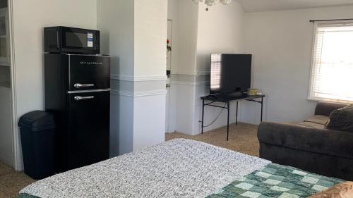 Regal Suites on Conantにあるキッチンまたは簡易キッチン