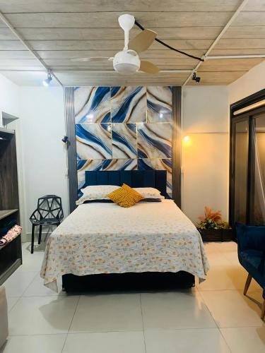 a bedroom with a bed with a painting on the wall at Loft-Expo Norte-Brás-Anhembi in São Paulo