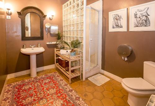 a bathroom with a sink and a toilet and a shower at Casa del Mediterraneo in Barcelona