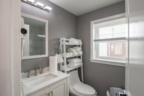 フィラデルフィアにあるHome in Philadelphia Stadium nearbyの洗面台、トイレ、鏡のあるバスルーム