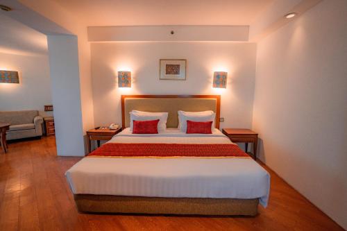 Кровать или кровати в номере Kuta Paradiso Hotel