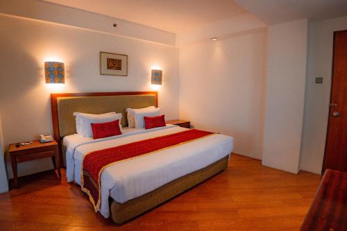 Кровать или кровати в номере Kuta Paradiso Hotel