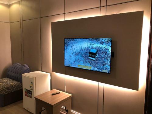 a flat screen tv hanging on a wall at العنوان للشقق المخدومة ALanwaan of the units served in Dammam