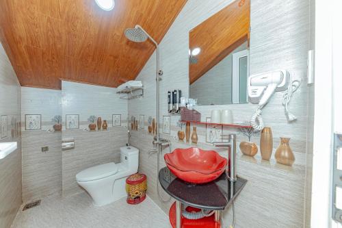 a bathroom with a toilet and a sink and a mirror at Ngân Hà Xanh Hotel in Da Lat