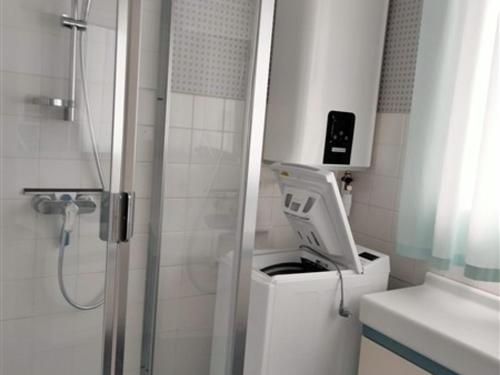 une salle de bain avec une douche, des toilettes et un lavabo dans l'établissement Appartement T2 aux Sables d'Olonne, Face Mer, 3 Pers - FR-1-331-231, à Les Sables-dʼOlonne