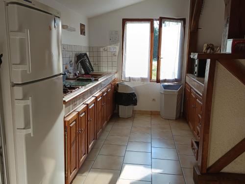 Il comprend une cuisine équipée d'un réfrigérateur. dans l'établissement Gîte spacieux dans la Brenne, calme et nature pour 5 pers. - FR-1-591-743, à Rosnay