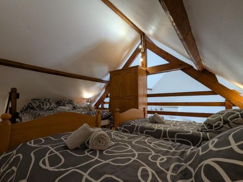 deux lits dans une chambre avec une fenêtre dans l'établissement Gîte spacieux dans la Brenne, calme et nature pour 5 pers. - FR-1-591-743, à Rosnay