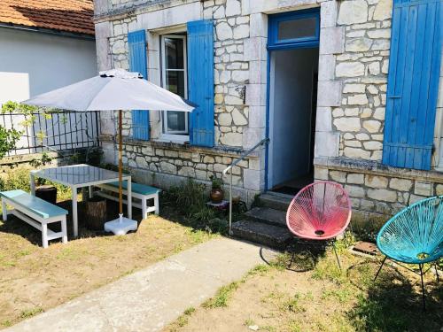 Photo de la galerie de l'établissement Villa typique oléronaise près de la plage pour 10 personnes - Animaux admis - FR-1-246A-358, à Saint-Trojan-les-Bains