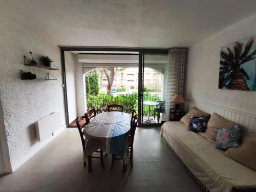 un salon avec une table et un canapé dans l'établissement Appartement avec piscine, parking proche plage - FR-1-837-19, à Argelès-sur-Mer