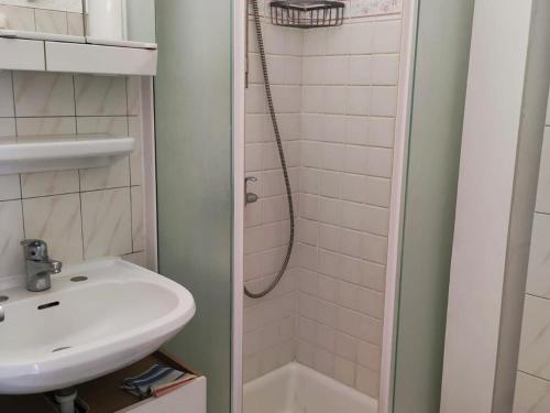 une petite salle de bain avec un lavabo et une douche dans l'établissement Appartement avec piscine, parking proche plage - FR-1-837-19, à Argelès-sur-Mer