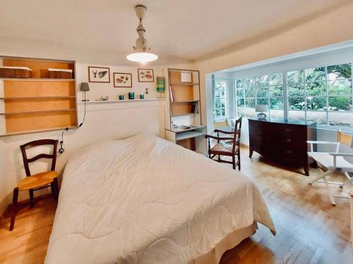 une chambre avec un lit, un bureau et une table dans l'établissement Maison confortable Côte de Granit Rose avec parking - FR-1-542-75, à Trégastel