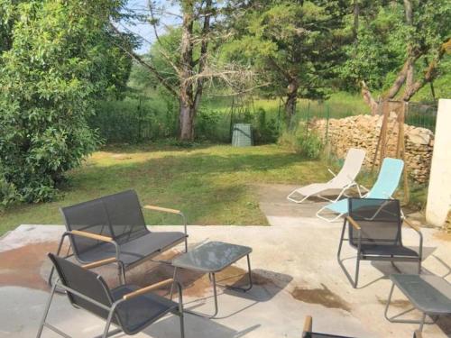 Photo de la galerie de l'établissement Maison de village authentique avec wifi et parking à Loubéjac - FR-1-616-486, à Loubejac